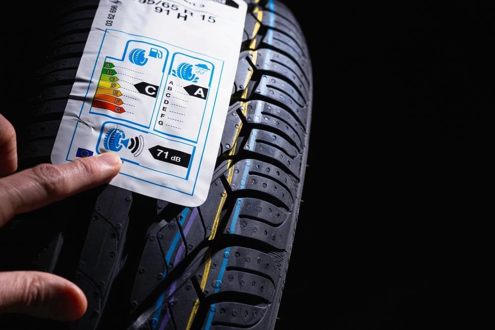 ¿Qué es el etiquetado medioambiental de los neumáticos y cómo puede ayudarle a elegir los mejores?