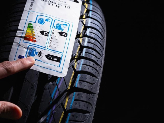 ¿Qué es el etiquetado medioambiental de los neumáticos y cómo puede ayudarle a elegir los mejores?